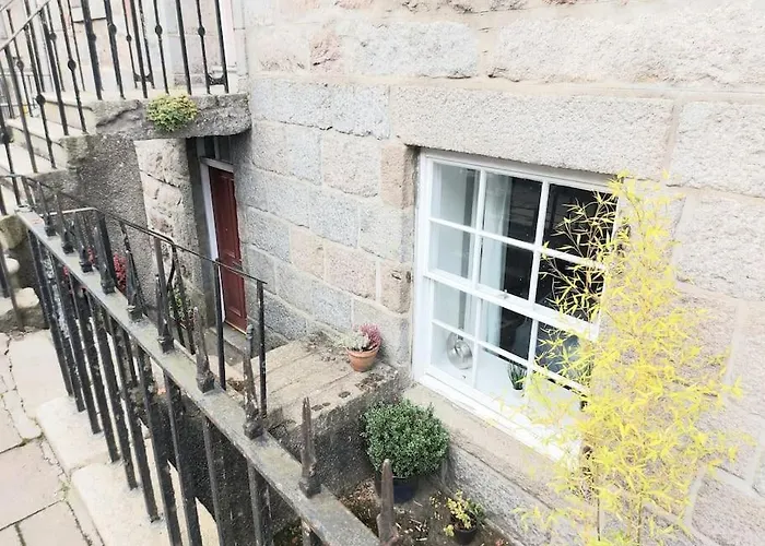 Granite Getaways - The Terrace Below